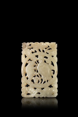 Piccola placca in giada grigia e celadon scolpita e incisa con una lepre e...