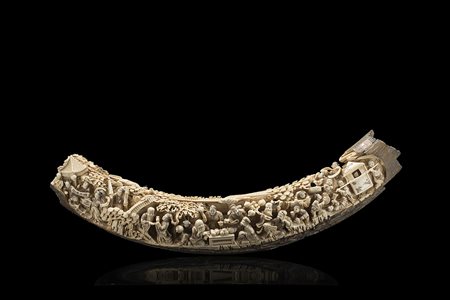 Zanna in avorio fossile scolpita con Immortali e servitori, base in legno...