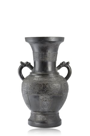 Vaso biansato in bronzo di forma arcaica, decorato a rilievo con motivi...
