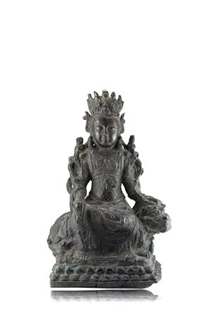 Guanyin in bronzo, seduta su leone buddhista su base rettangolare, indossa...