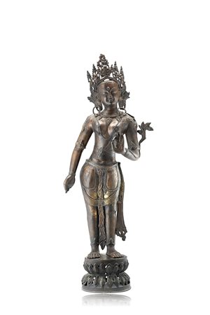 Tara in bronzo, raffigurata stante su base a doppio loto, il corpo sinuoso...