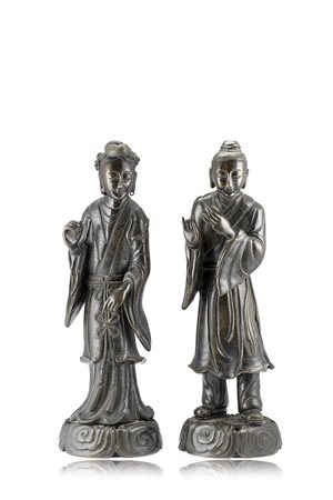 Coppia di sculture in bronzo raffiguranti musici in posizione stante su base...