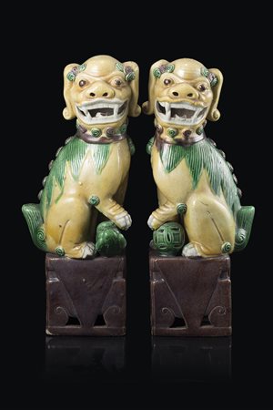 Coppia di leoni Buddhisti in biscuit smaltato in giallo, verde e ocra,...