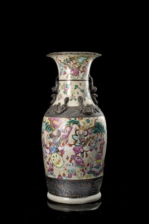 Vaso in porcellana policroma decorato con scene di battaglia su fondo...