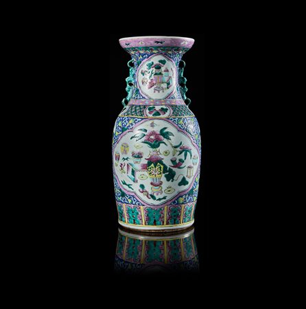 Vaso in porcellana Famiglia Rosa decorato con il tema dei &quot;cento oggetti...