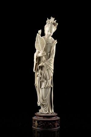 Scultura in avorio raffigurante dama dalle lunghe vesti con capelli...