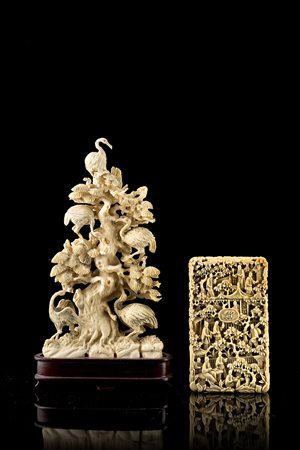 Portabiglietti in avorio lavorato, dalla forma rettangolare e piccola...