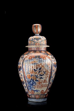 Grande vaso con coperchio in porcellana stile Imari decorato nei toni del...