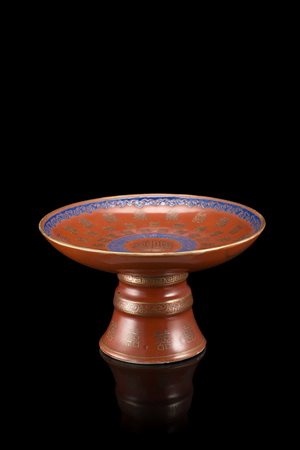 Alzata in porcellana rosso corallo a smalti dorati con caratteri di buon...