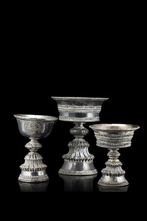 Tre coppe in argento lavorato a sbalzo con supporto decorato Tibet, sec. XX...