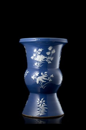 Vaso in porcellana dalla forma arcaica zun decorato in bianco sopra blu con...