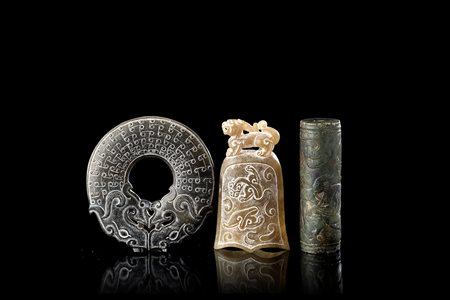 Tre intagli in giada in stile arcaico di cui una campana, un cilindro ed un...