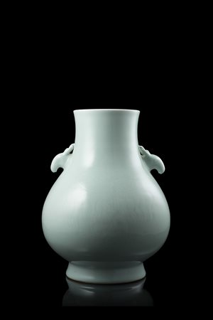 Vaso di forma arcaica hu con invetriatura color celadon e doppie anse a testa...