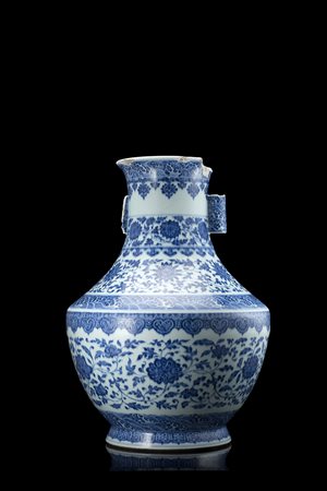 Grande vaso biansato in porcellana bianca e blu decorato con motivi floreali,...