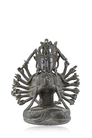 Guanyin dalle mille braccia in bronzo, raffigurata seduta, nelle mani un...