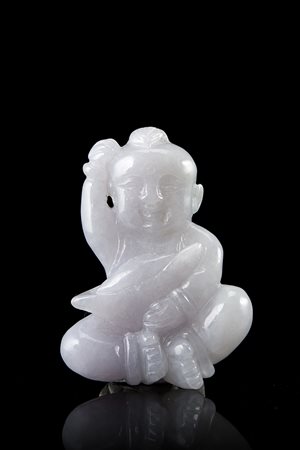 Piccola placca in giadeite color lilla raffigurante bambino sorridente con in...