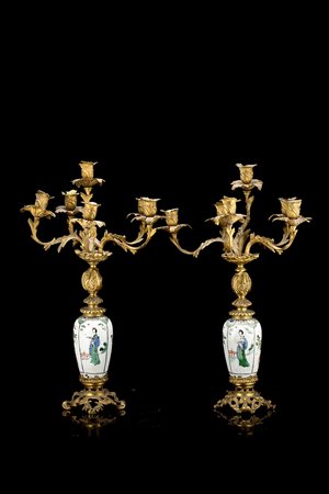 Coppia di vasi in porcellana Famiglia Verde decorati con dame, montati a...