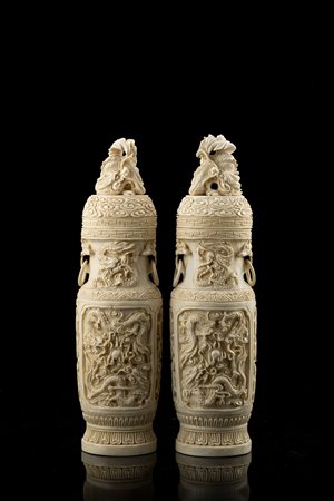 Coppia di vasi con coperchio in avorio in stile arcaico scolpiti con dragoni...