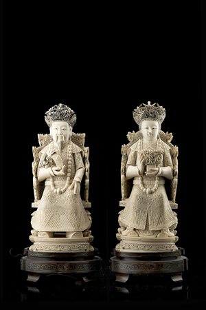 Coppia di sculture in avorio raffiguranti imperatore ed imperatrice su troni,...