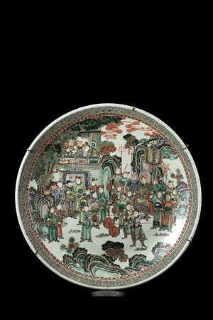 Piatto in porcellana Famiglia Verde decorato con figure in processione,...