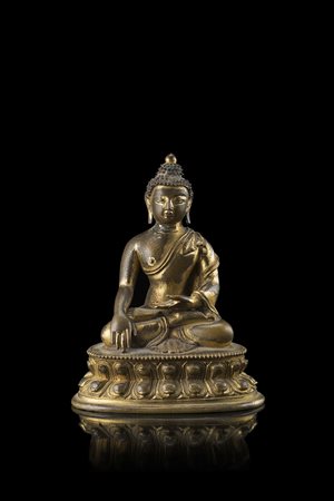 Buddha in bronzo dorato, raffigurato seduto in dhyanasana su base a doppio...