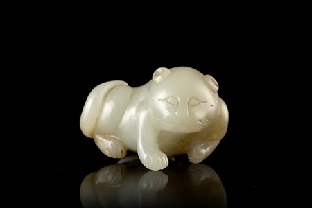 Piccolo intaglio in giada color celadon raffigurante un gatto accovacciato...