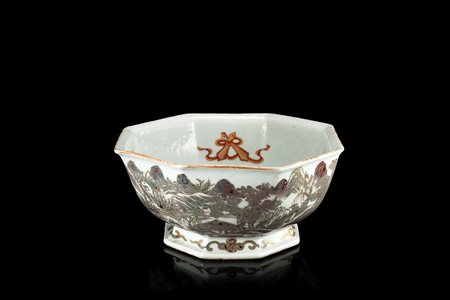 Ciotola ottagonale in porcellana con decoro rosso ferro, rosso rame e...