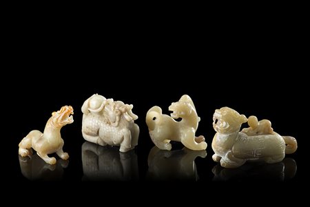 Quattro sculture in giada color celadon e ruggine raffiguranti animali...