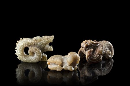 Tre creature mitologiche in stile arcaico in giada color celadon Cina, sec....