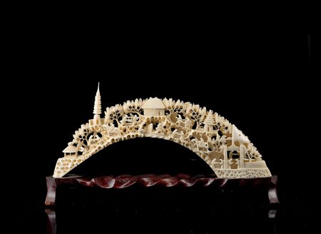 Zanna in avorio scolpita e traforata con scena di paesaggio, con base in...