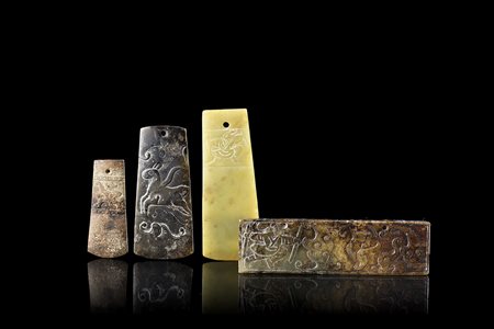 Quattro tavolette hu in giada con decorazione geometrica incisa Cina, sec. XX...