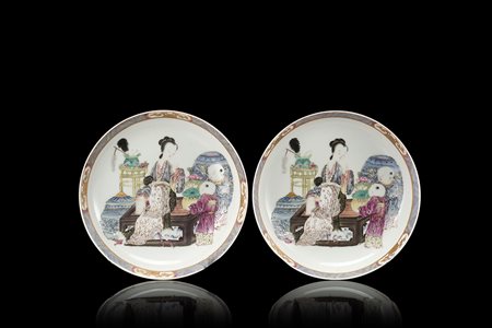 Coppia di piatti in porcellana Famiglia Rosa con retro color rubino decorato...