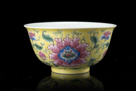 Piccola ciotola in porcellana Famiglia Rosa su fondo giallo, decorata con...