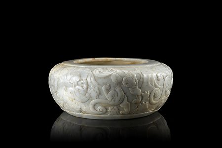 Ciotola in pietra dura di colore bianco lattigginoso e grigio scolpita a...