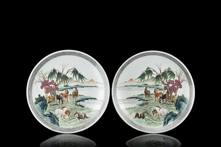 Coppia di piatti in porcellana policroma decorati con il tema degli Otto...