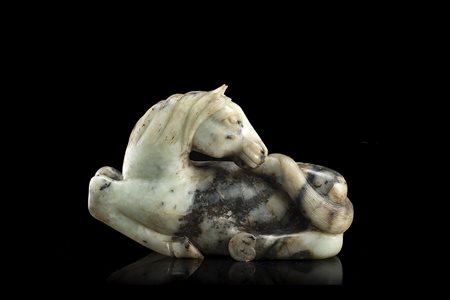 Cavallo in giada celadon e grigio scuro scolpito in posizione accovacciata,...