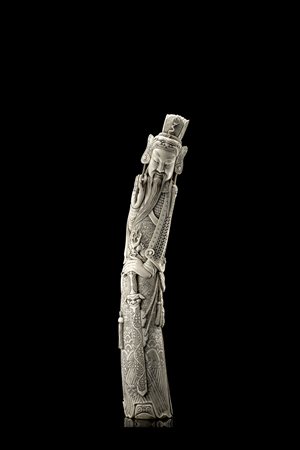 Grande scultura in avorio raffigurante guerriero, con lunga barba, armatura...