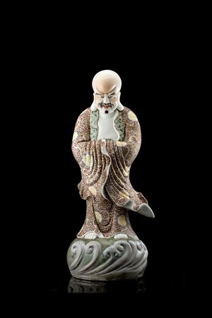 Scultura in porcellana policroma raffigurante monaco con vesti ornate stante...
