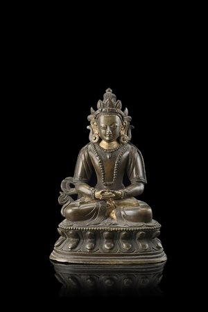 Amitayus in bronzo dorato seduto su base a doppio loto, le mani giunte in...