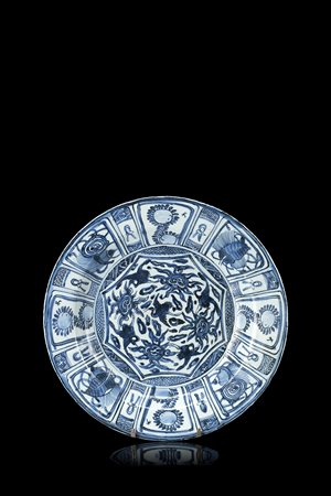 Piatto in porcellana bianca e blu stile Kraak, decorato nel cavetto con...