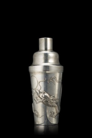 Shaker per cocktail in argento per il mercato europeo, decorato a sbalzo con...