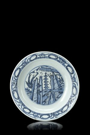 Piatto in porcellana bianca e blu decorato al centro con pagoda e motivi...
