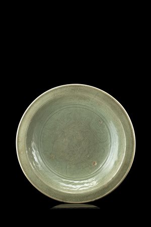 Piatto in gres a invetriatura celadon Longquan con decorazione incisa a...