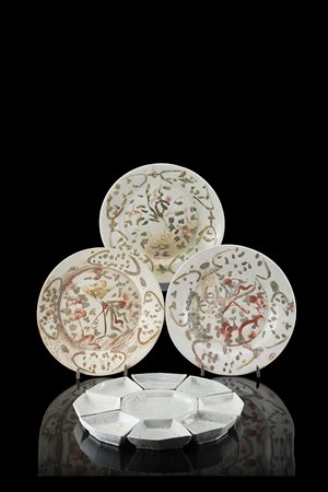 Lotto composto da diciassette piatti in porcellana Swatow e tre antipastiere...