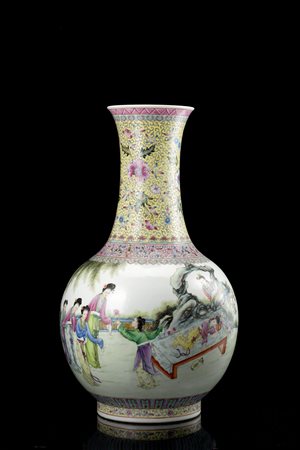 Vaso in porcellana policroma decorato con figure in giardino e calligrafia,...