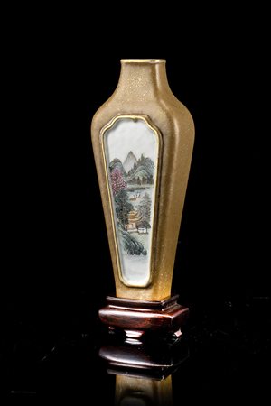 Piccolo vaso in porcellana decorato con pannelli e scene di paesaggio, con...