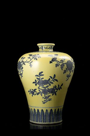 Vaso in porcellana di forma meiping decorato con motivi floreali in blu...
