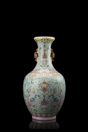 Vaso biansato in porcellana Famiglia Rosa su fondo turchese, decorato con...