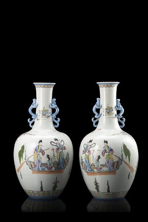 Coppia di vasi in porcellana con doppie anse a guisa di chilong, decorati in...