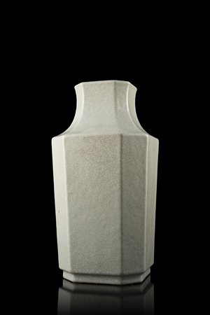 Vaso con invetriatura craquel&eacute; di tipo ge, di forma ottagonale...